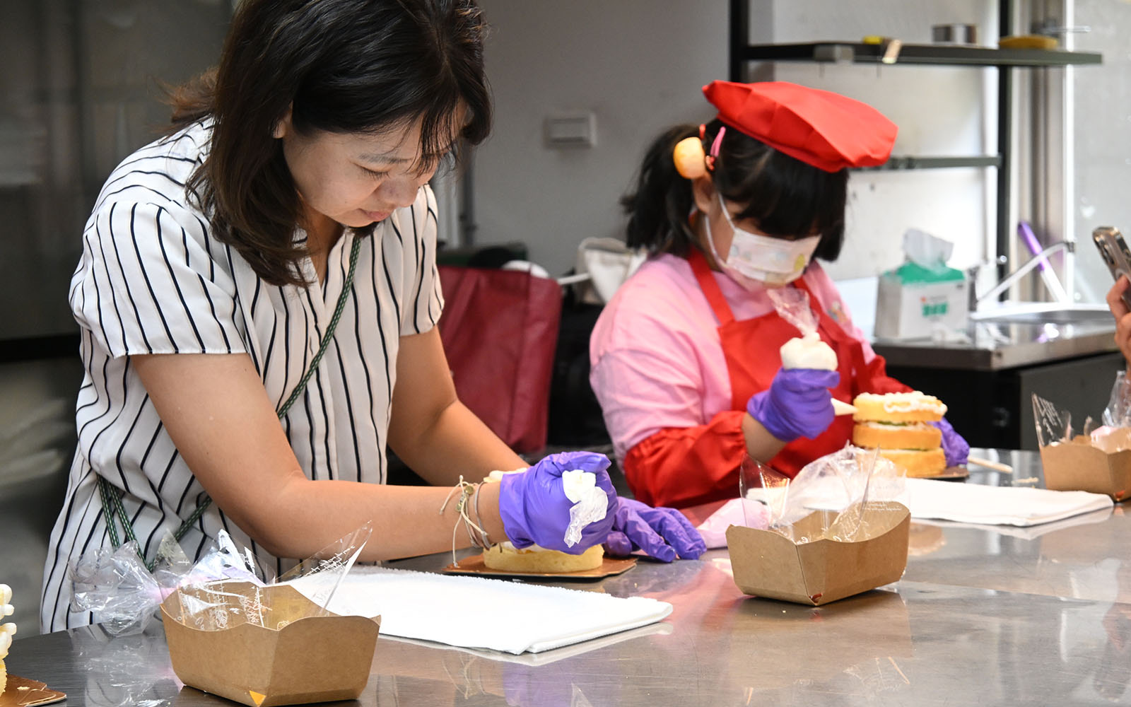 親子在和正農作烘焙教室一起製作蛋糕