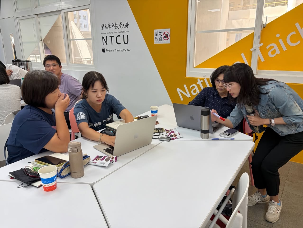 教練進入小組陪伴夥伴討論資料與指標