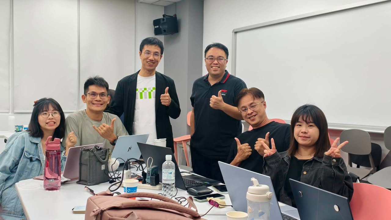 小組夥伴在電腦前進行資料整理與討論