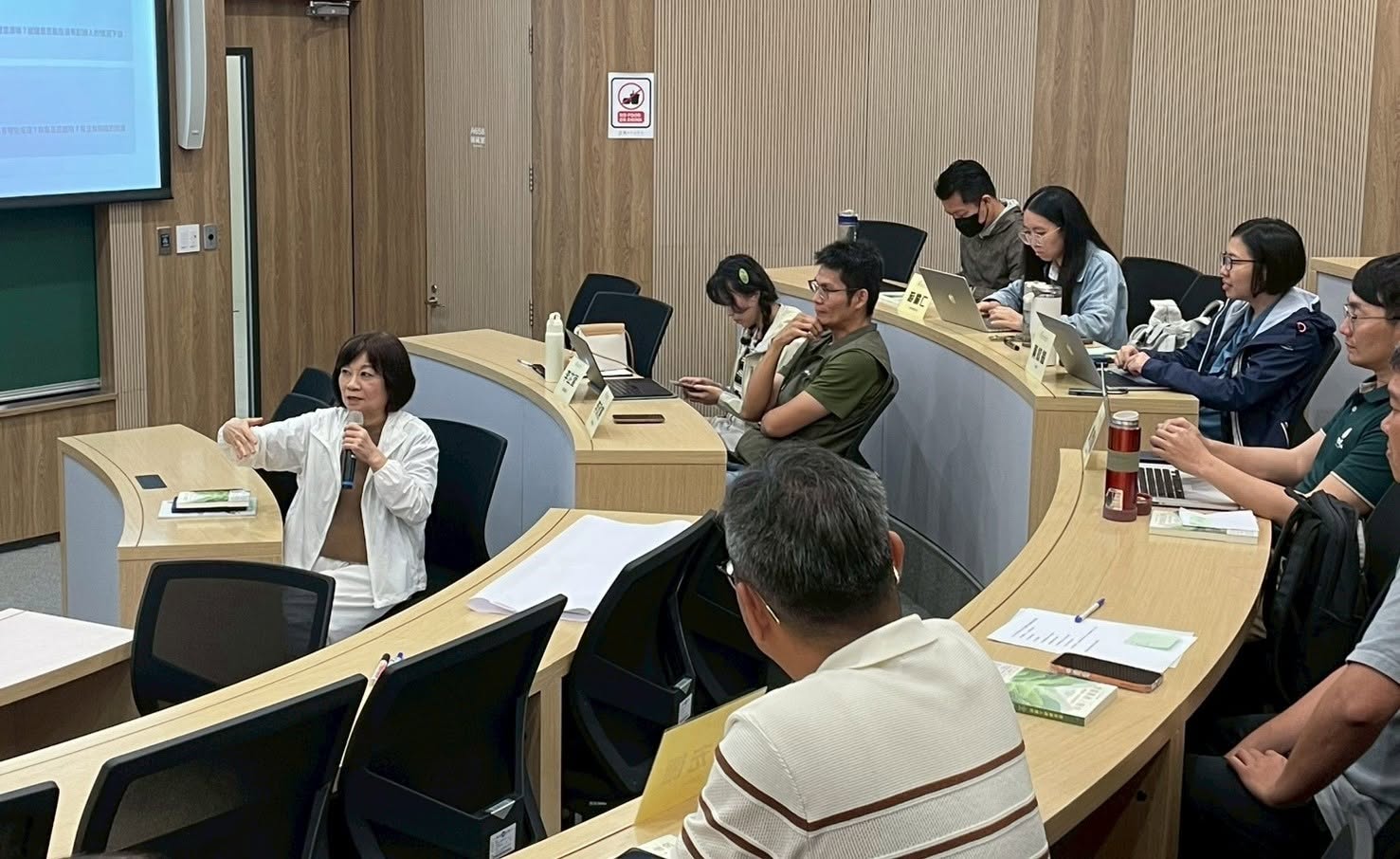 參與者在第一堂課進行分組討論