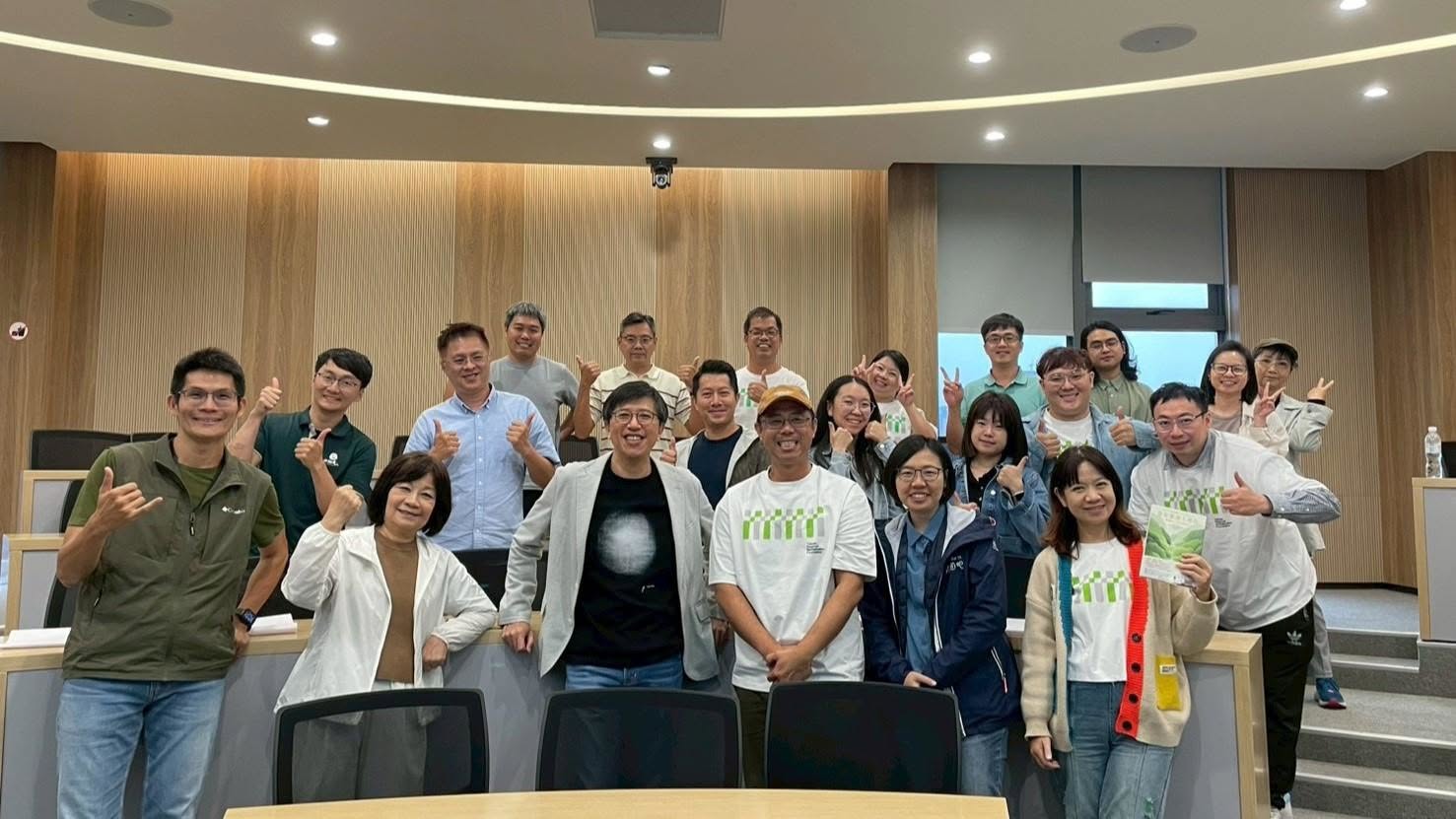 林志垚老師第一堂課與參與團隊合照