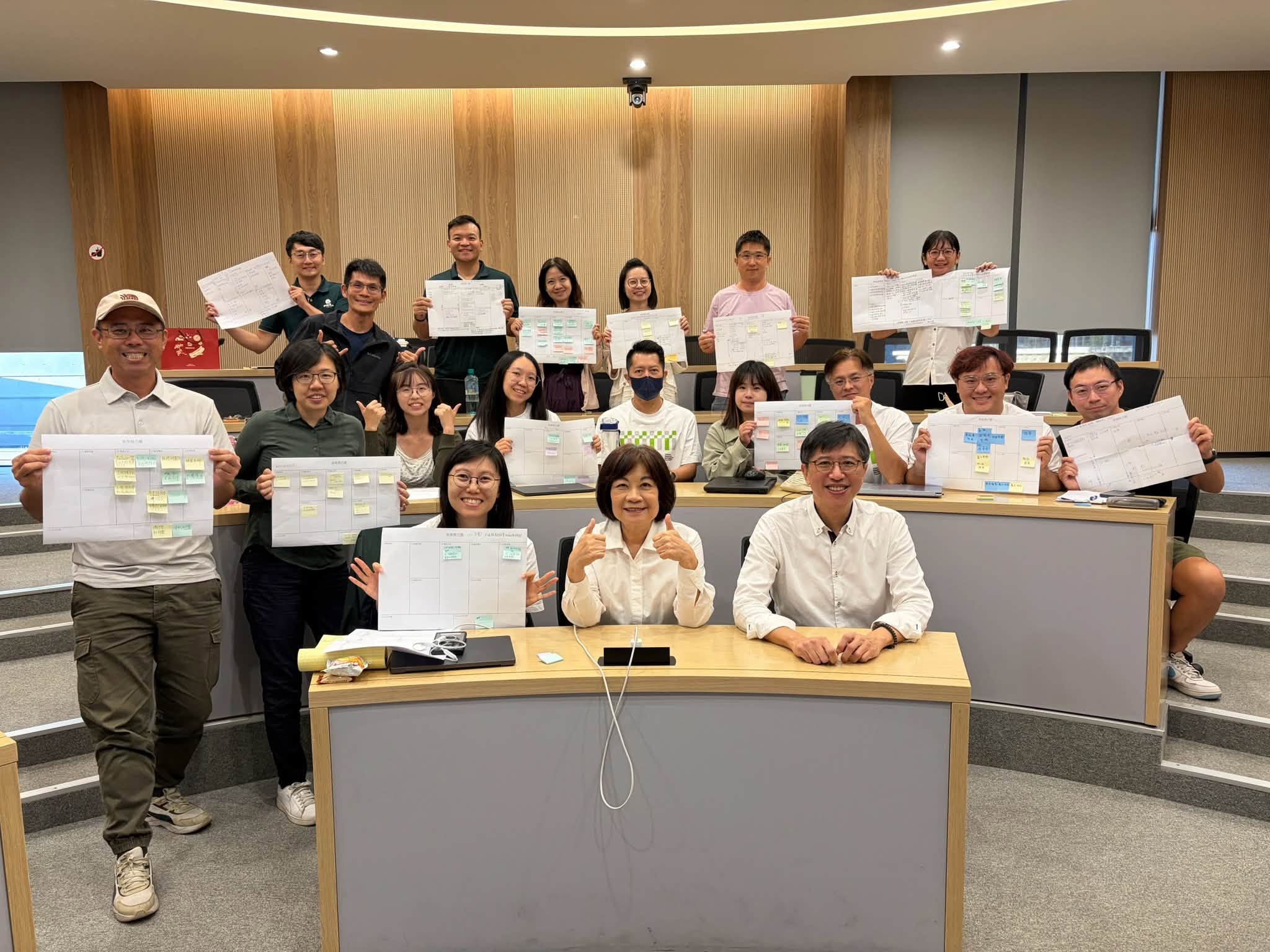 林志垚老師第二堂課與參與團隊手持商業模式圖合照