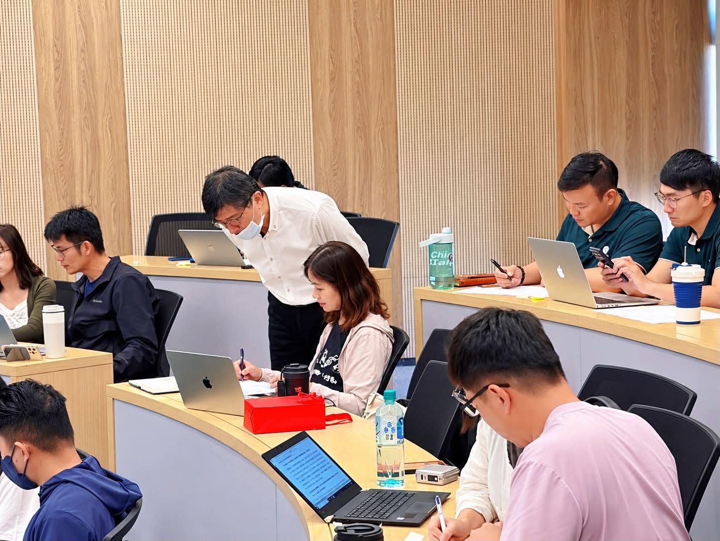 參與者在第二堂課共同完成商業模式圖