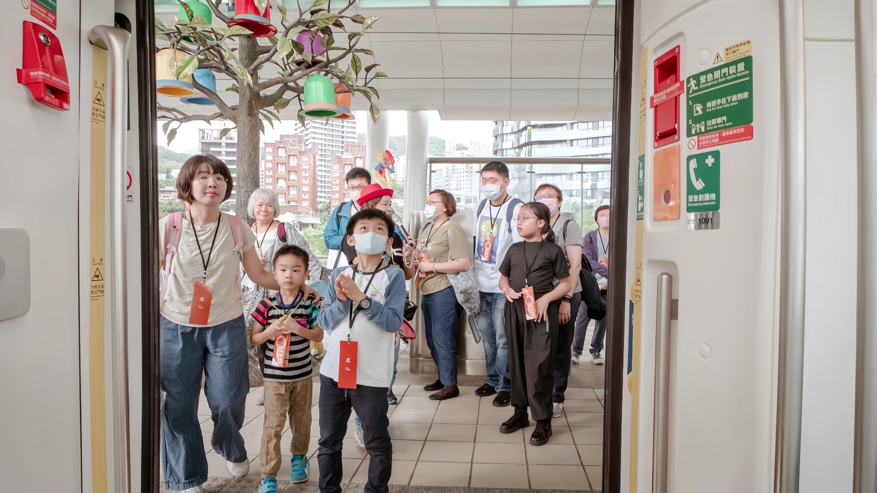 親子家庭搭乘淡海輕軌參與旅學活動