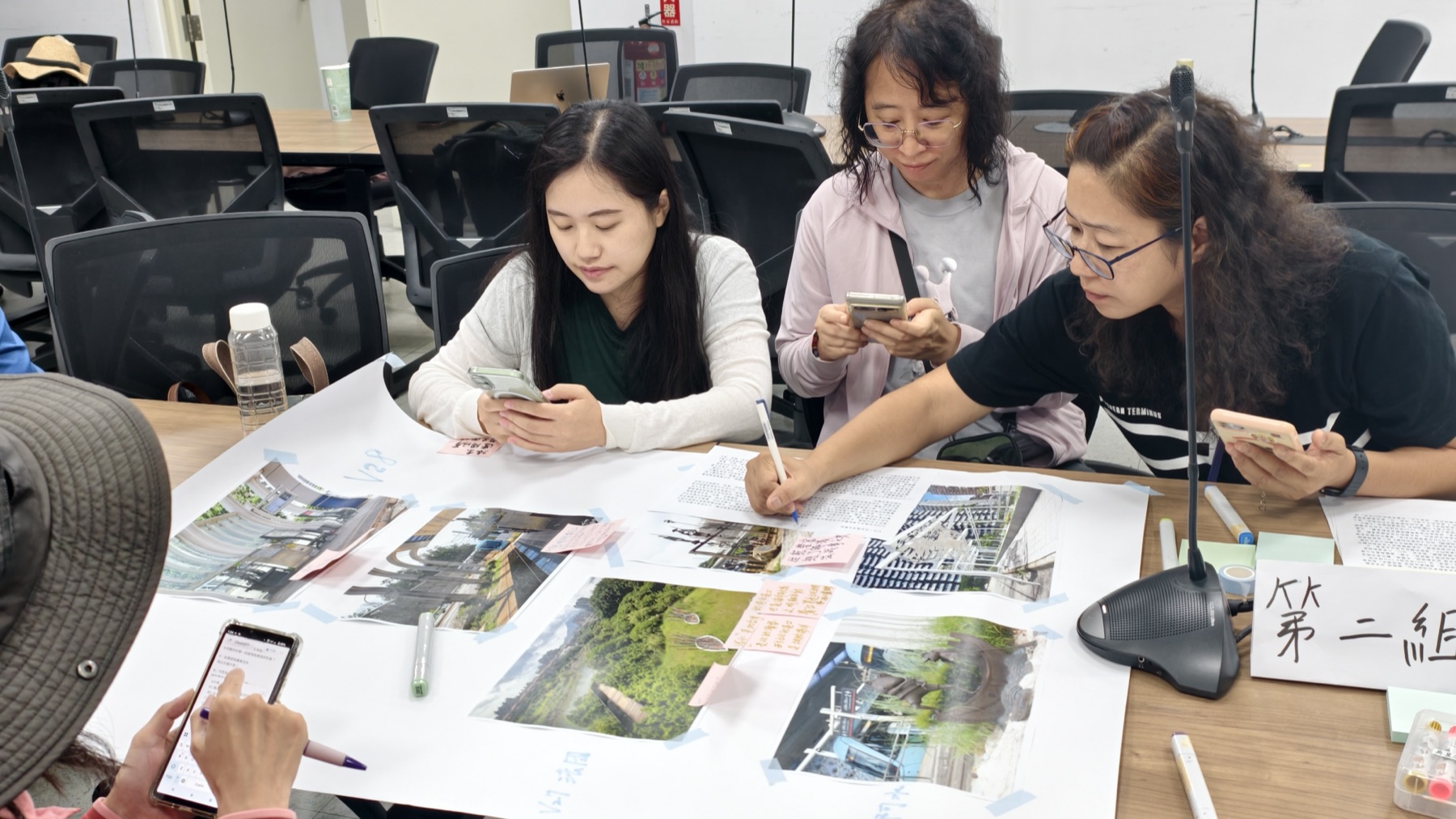 小組把站點照片與手寫便條排列在大型海報紙上