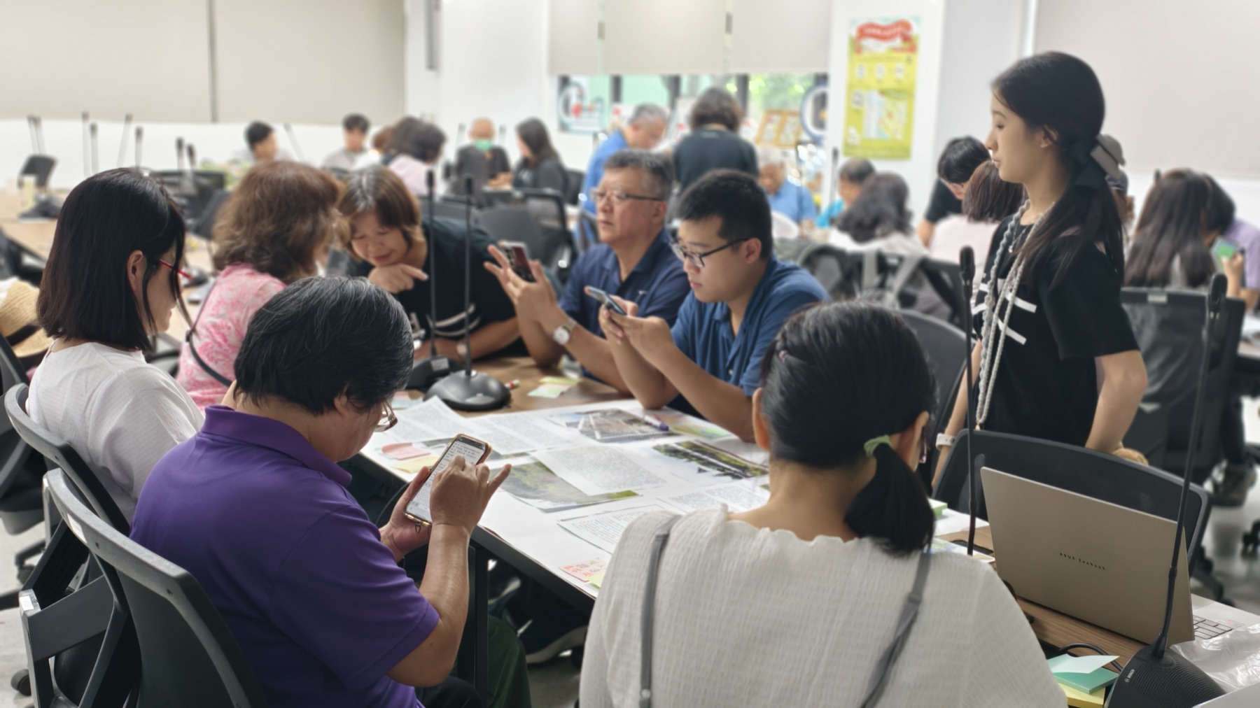 9月12日參與者分組使用手機整理公共藝術觀察
