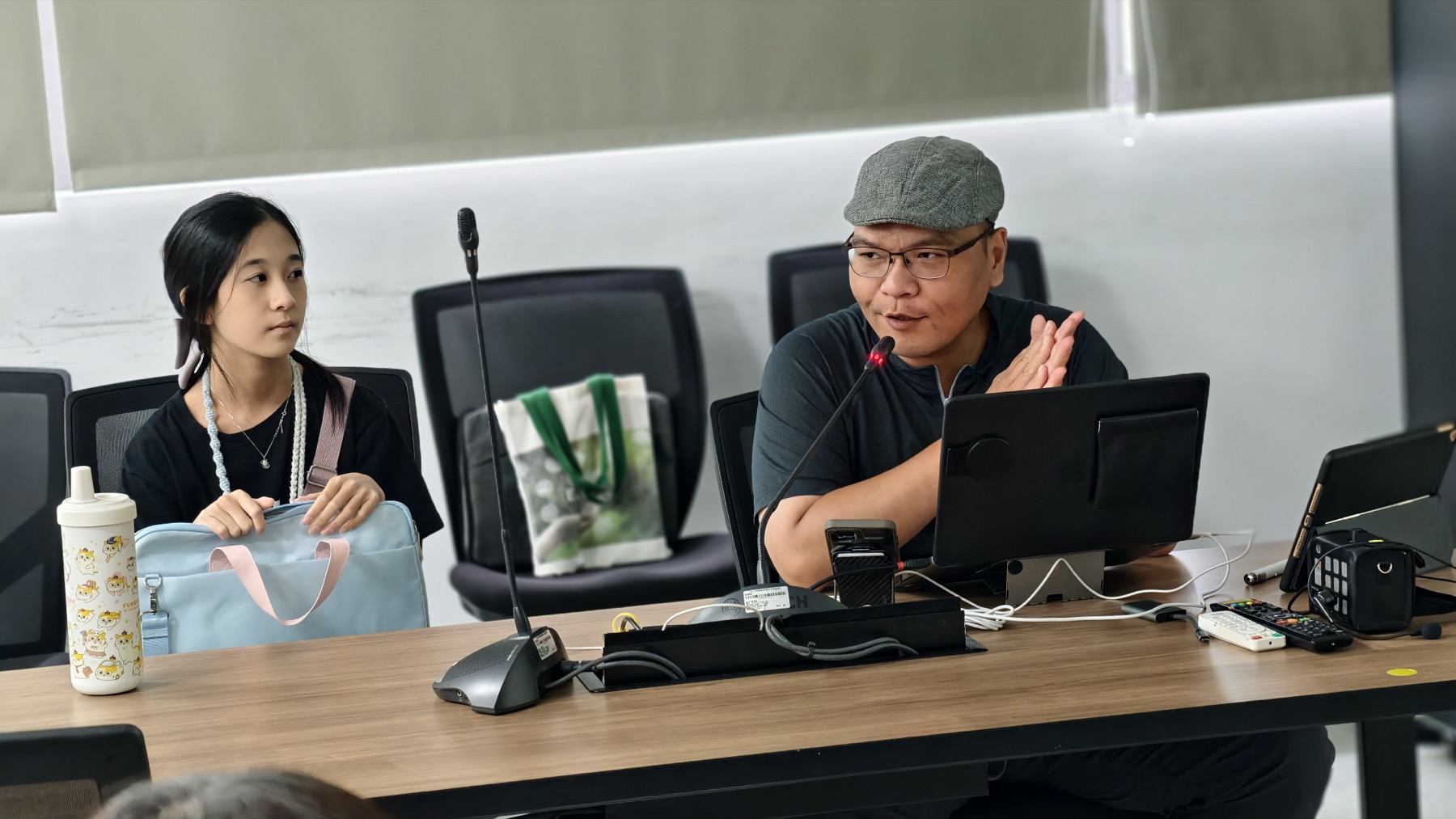 帶路人在麥克風前與參與者交流公共藝術觀察