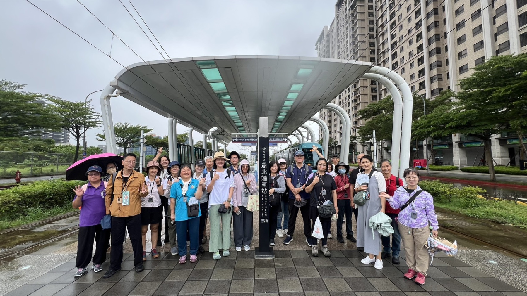 9月12日參與者在淡海輕軌最北端車站標示旁合影