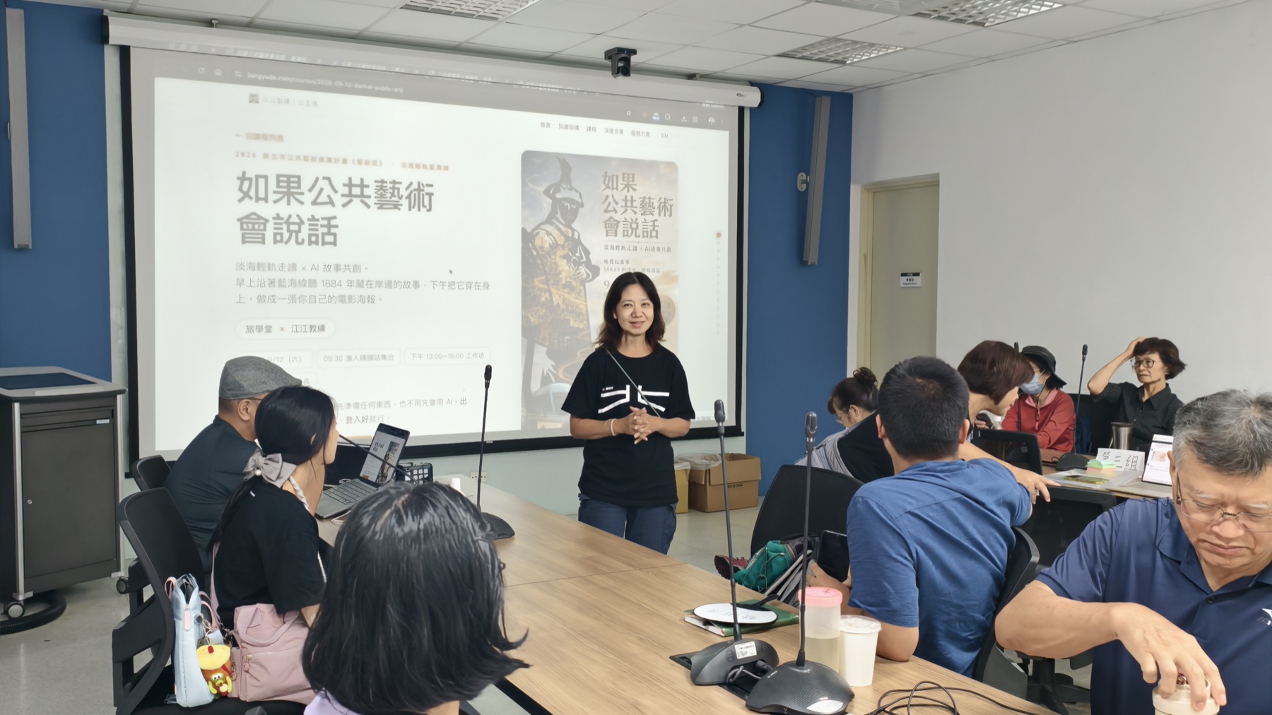 旅學堂引路人在投影畫面前向9月12日參與者說明下午工作坊
