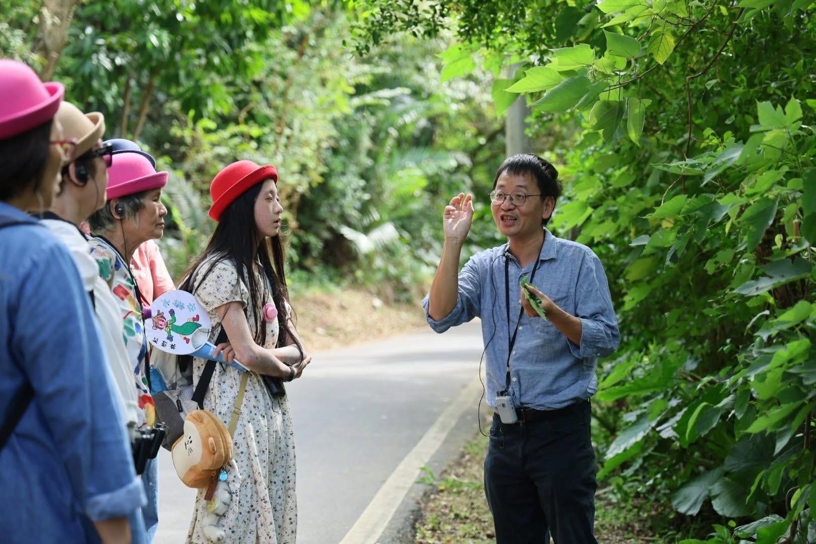 吳峻毅老師帶領旅人認識淡水里山植物